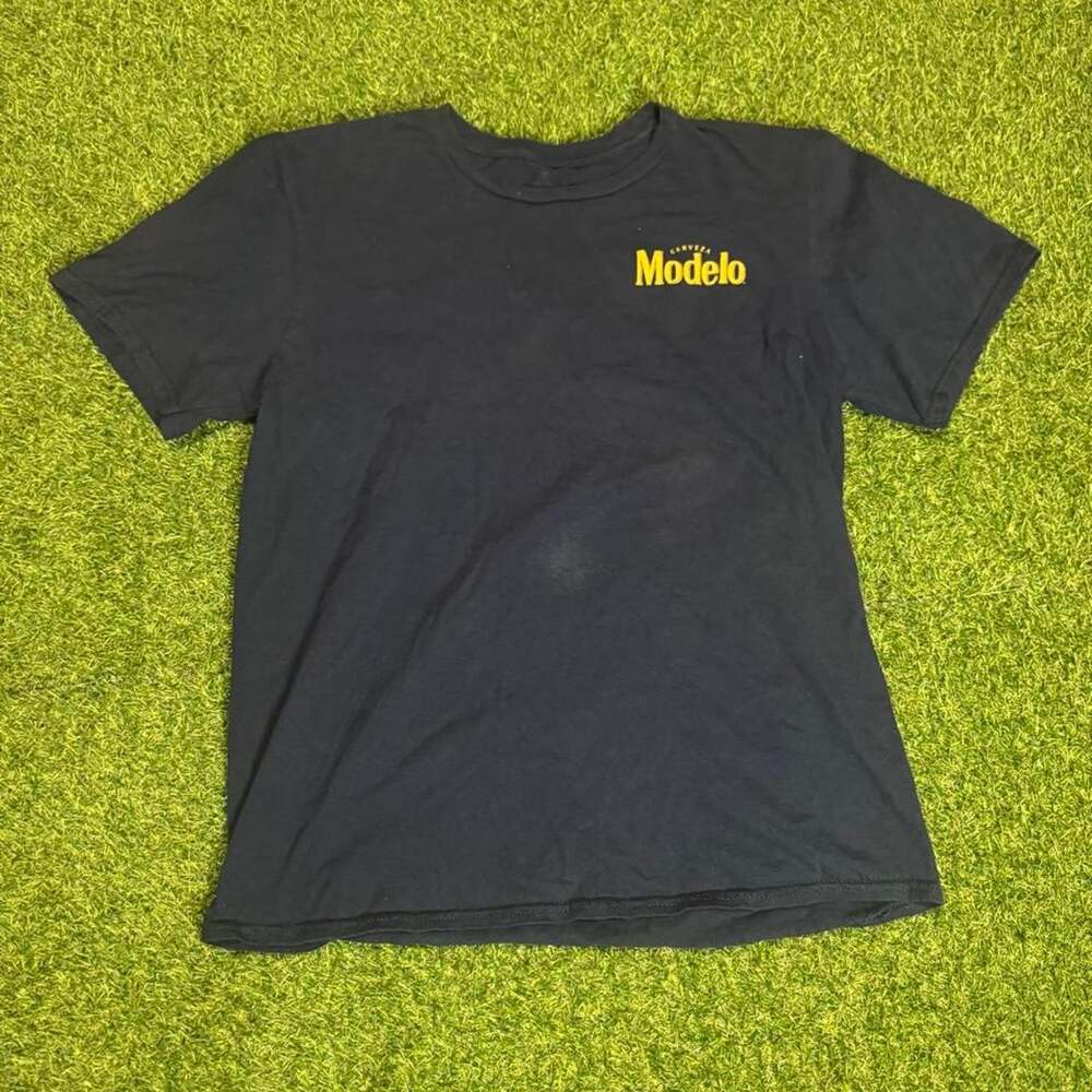 Modelo t shirt size medium